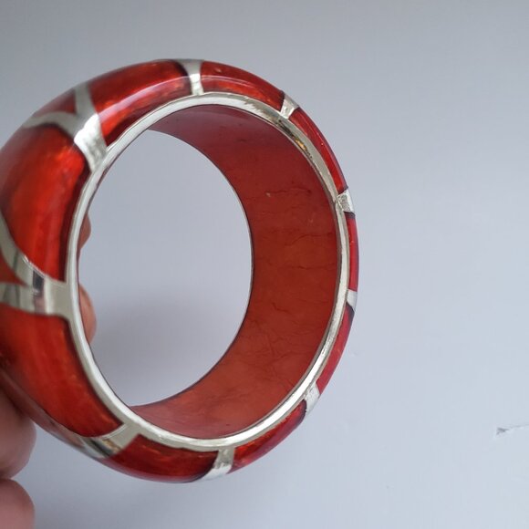 Vintage Lucite Plastic Wide Bangle Bracelet Faux Silver Overlay Chunky Bangle 8" - Picture 5 of 5